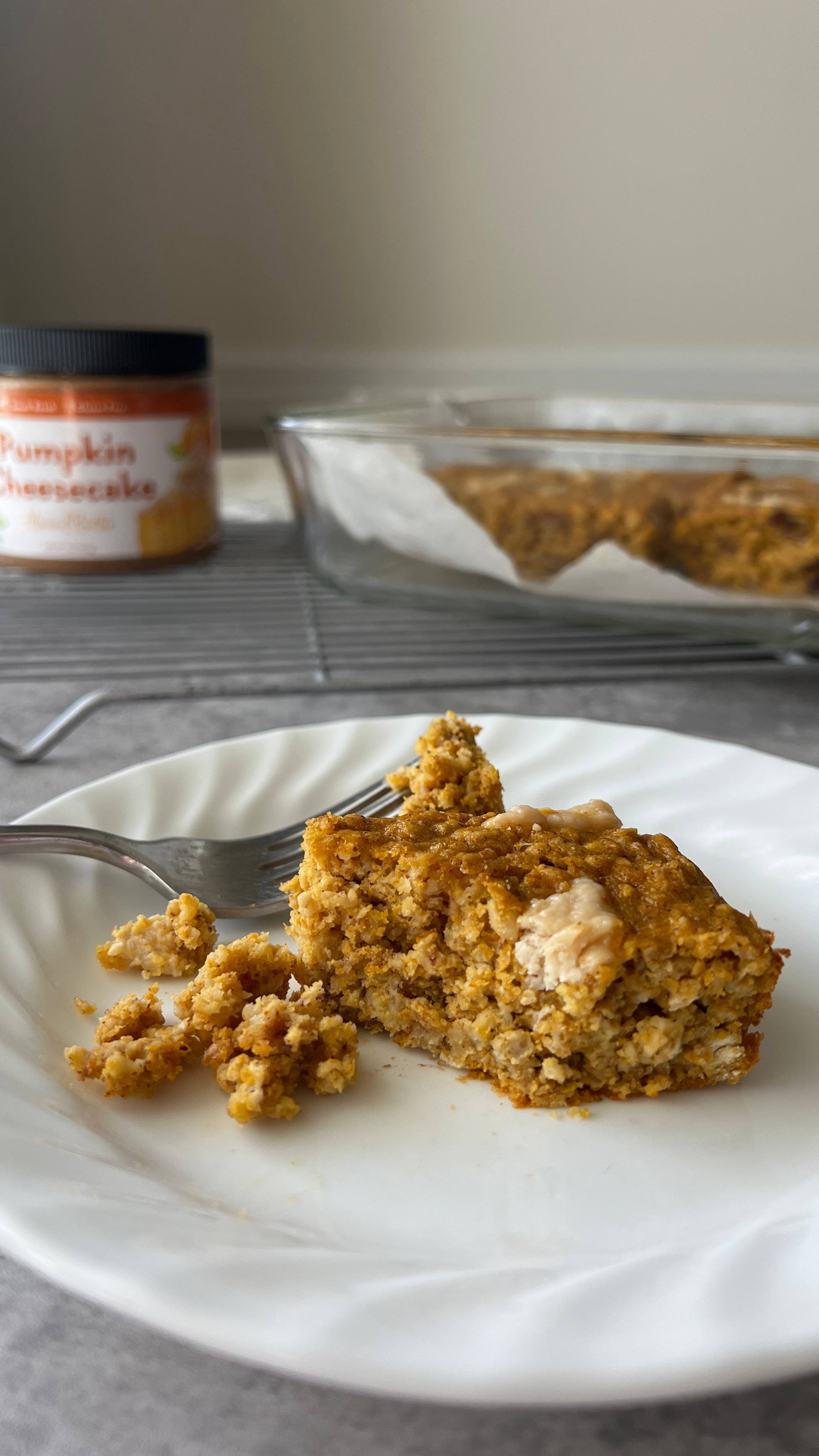 Pumpkin Cheesecake Baked Oatmeal Bars